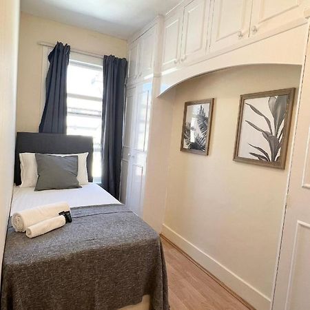 Amazing New House In London 호텔 외부 사진