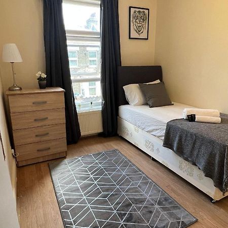 Amazing New House In London 호텔 외부 사진