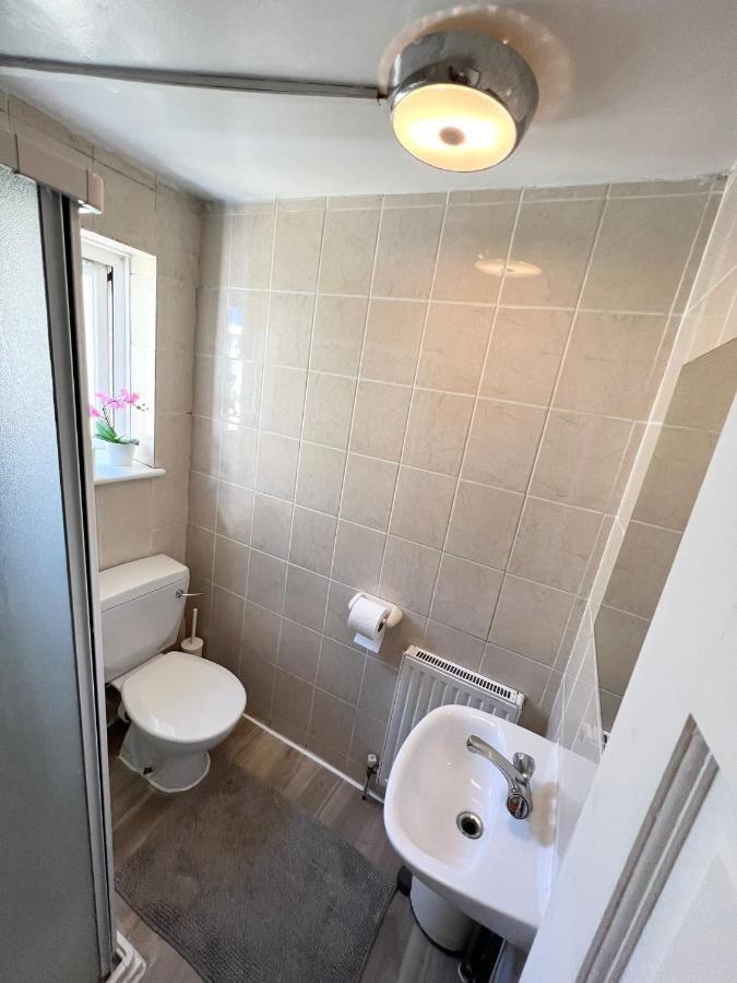Amazing New House In London 호텔 외부 사진