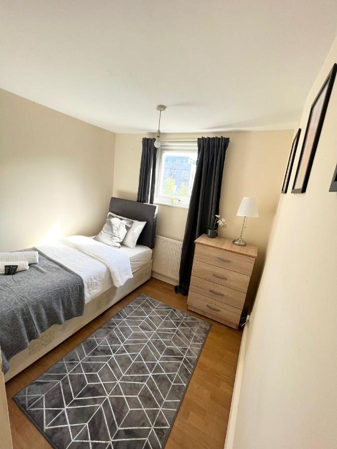 Amazing New House In London 호텔 외부 사진
