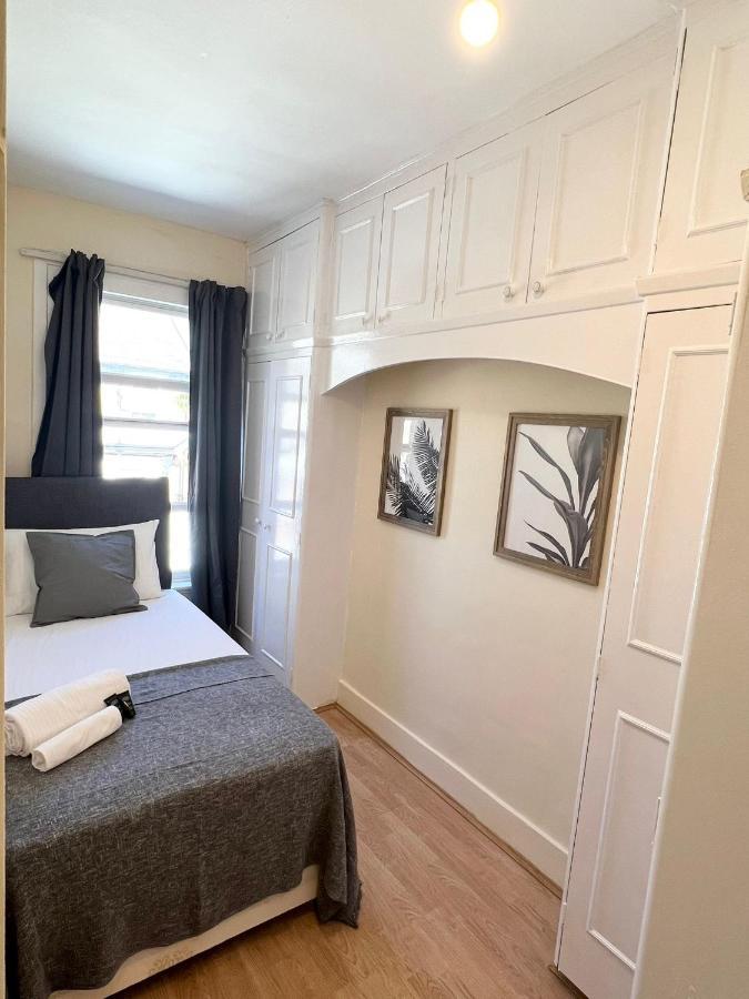 Amazing New House In London 호텔 외부 사진