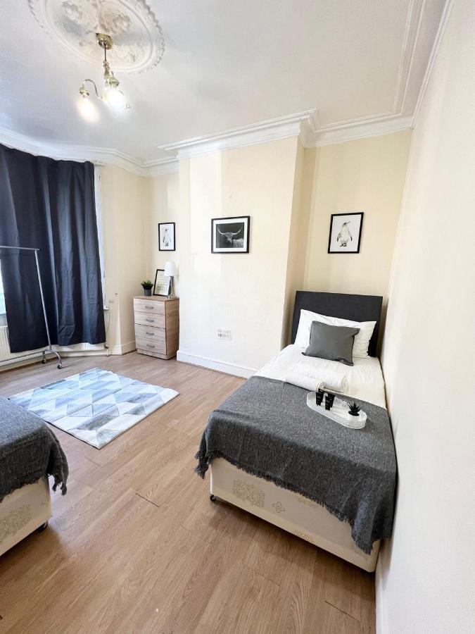 Amazing New House In London 호텔 외부 사진