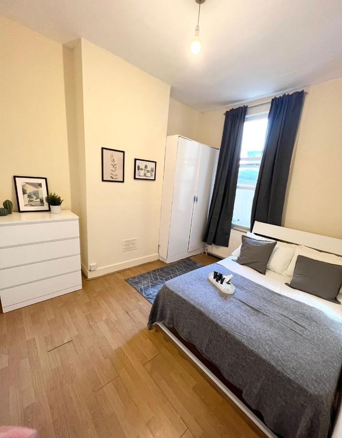 Amazing New House In London 호텔 외부 사진