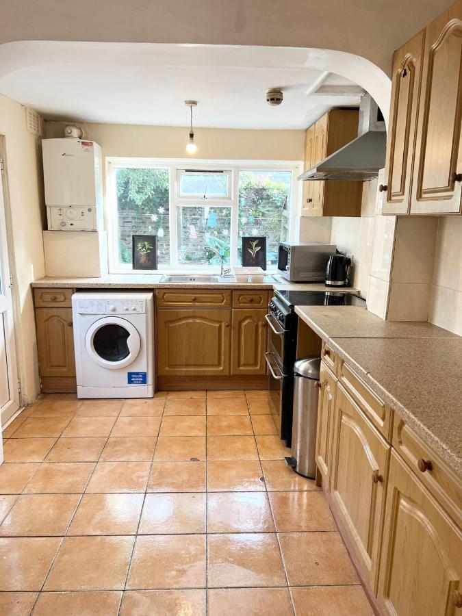 Amazing New House In London 호텔 외부 사진