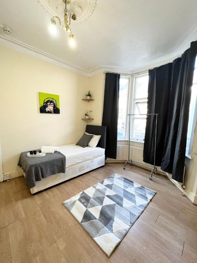 Amazing New House In London 호텔 외부 사진