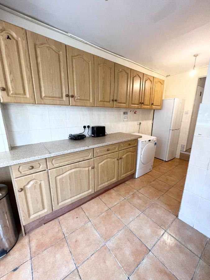 Amazing New House In London 호텔 외부 사진