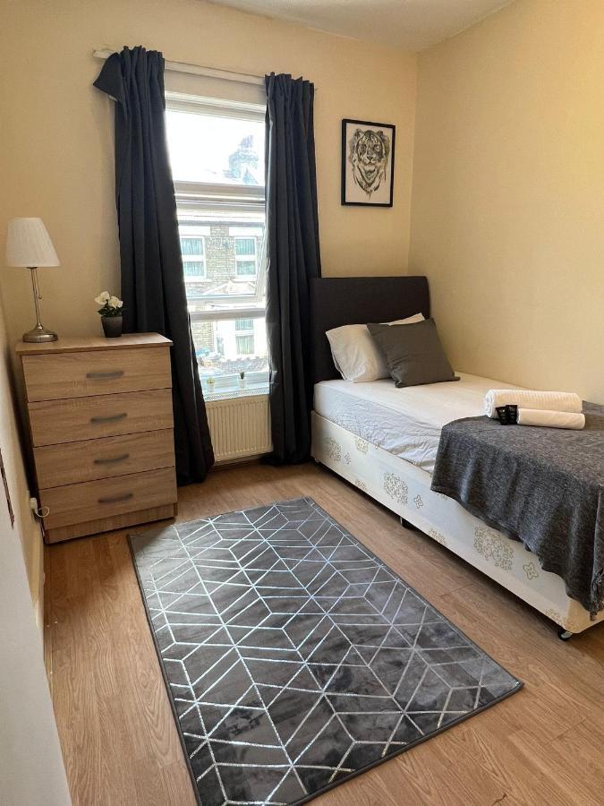 Amazing New House In London 호텔 외부 사진
