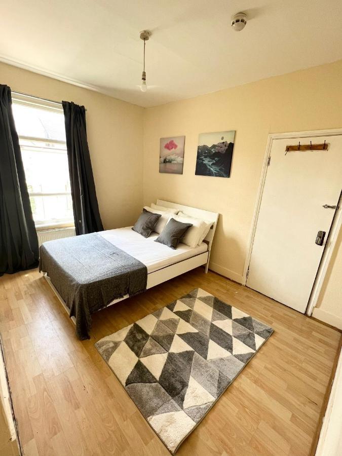 Amazing New House In London 호텔 외부 사진